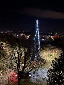 Lichterketten auf dem tannenbaum im kreisverkehr