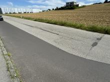 Schlechter brüchiger und sehr lauter Straßenbelag