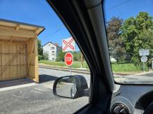 Sichtbehinderung bei Stop-Tafel Lilo